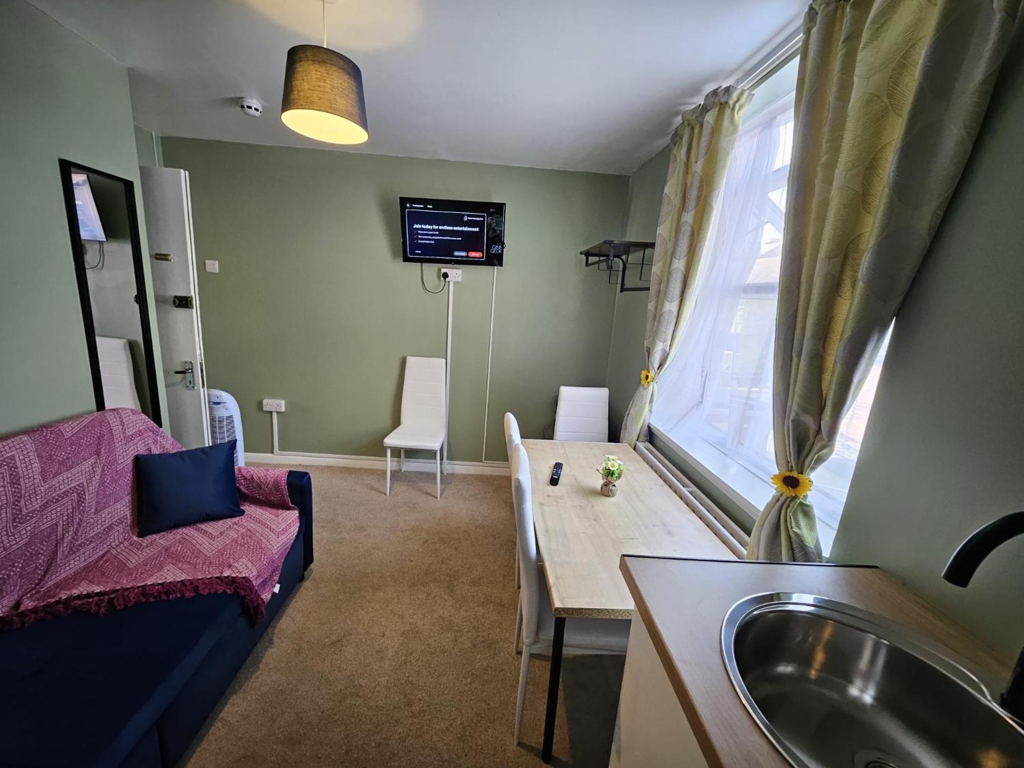 By The Sea, Portsmouth, Parking Ev 22kw Available *